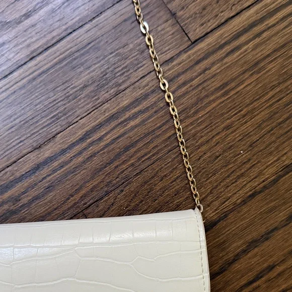 White Croc-Embossed Chain Strap Crossbody Bag - Picture 4 of 10